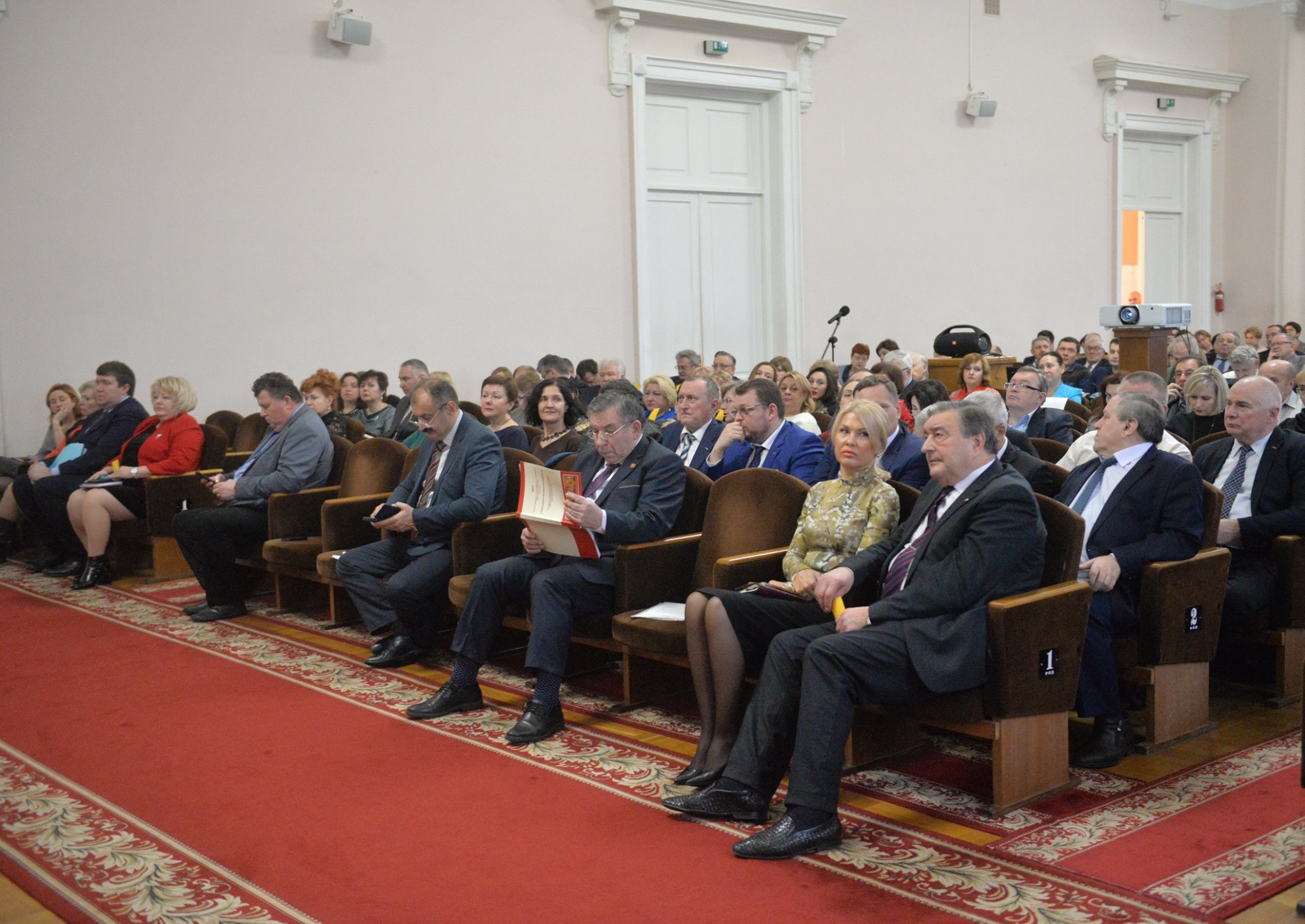Новини: Cхвалено звіт ректора КНУ